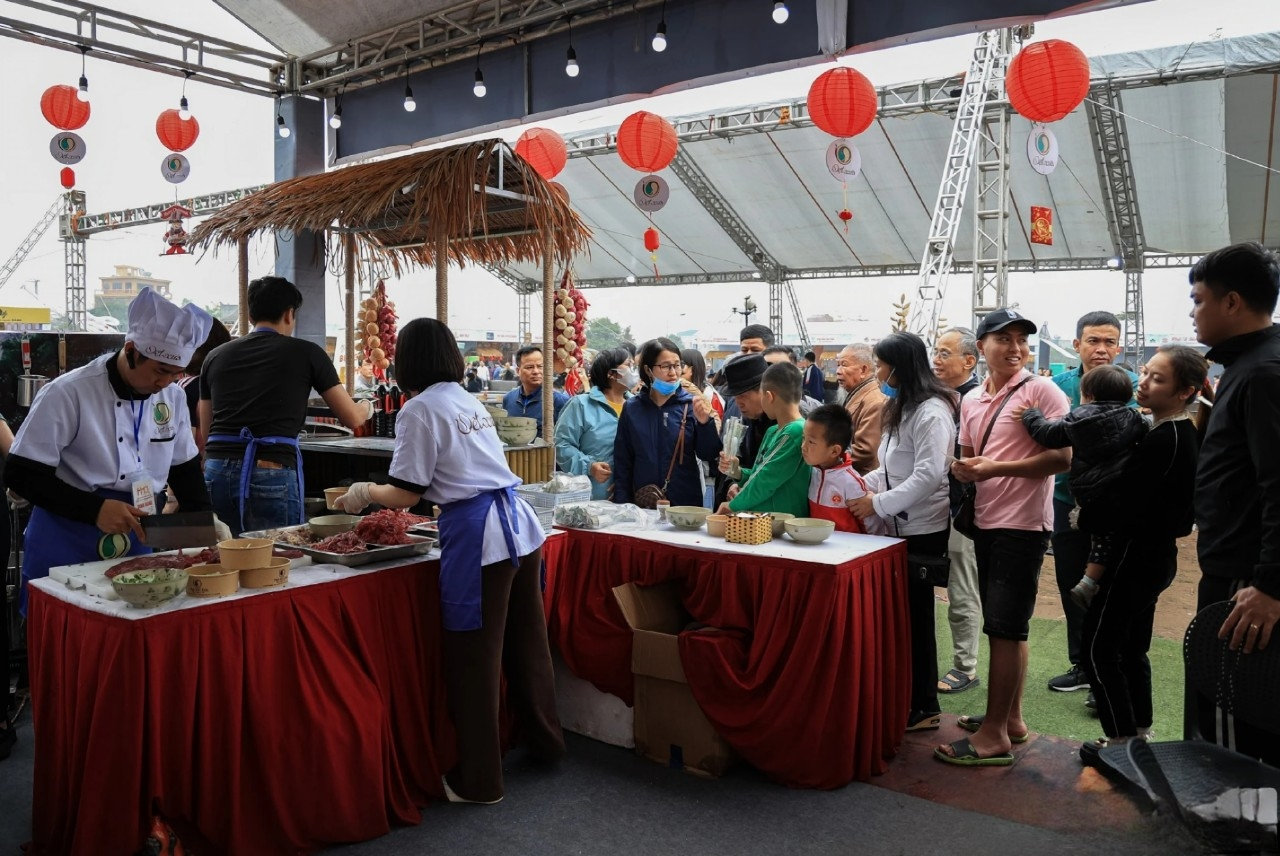 Phở bột chuối xanh với các nguyên liệu thơm ngon, bổ dưỡng thu hút rất nhiều thực khách tham quan. Phở bột chuối xanh với các nguyên liệu thơm ngon, bổ dưỡng thu hút rất nhiều thực khách tham quan.