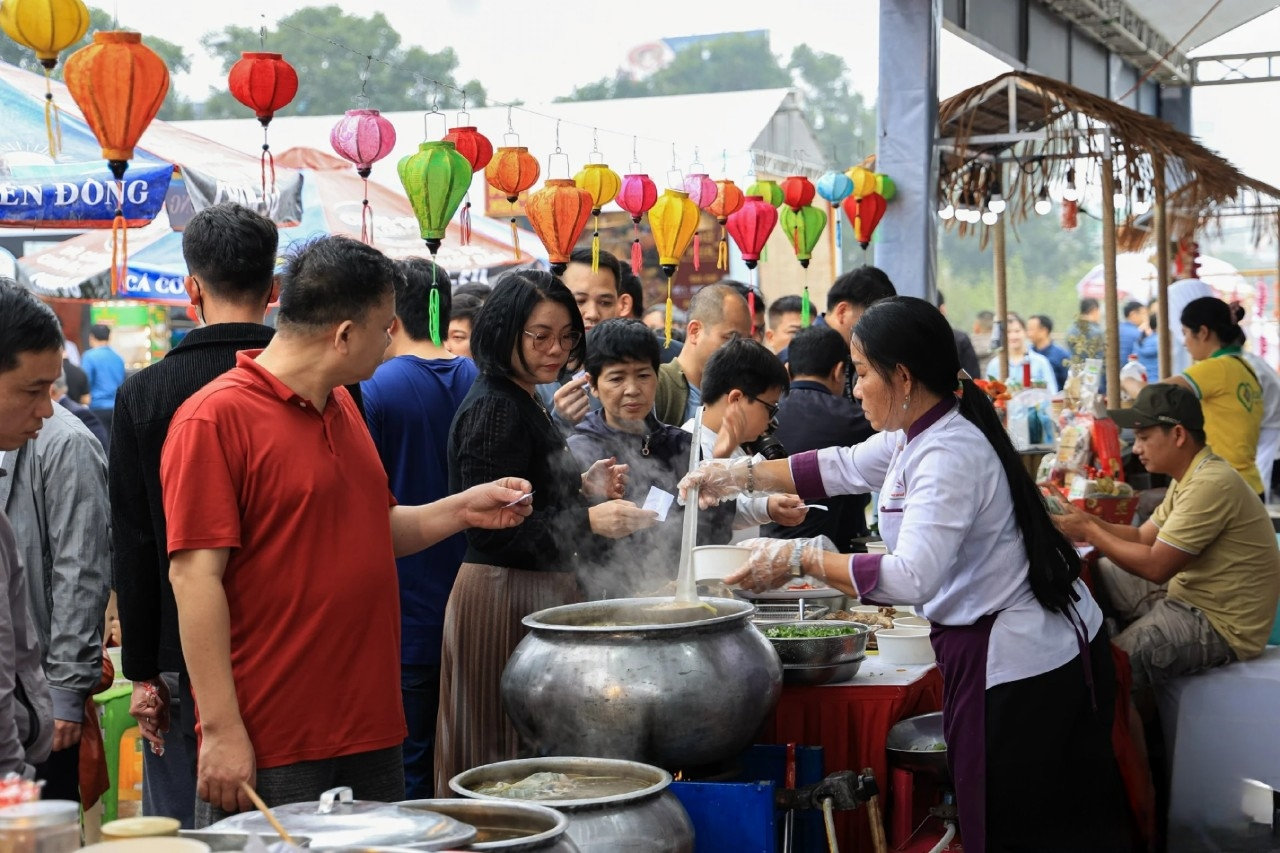 Những bát Phở Xưa thơm ngon, sẵn sàng để phục vụ khách hàng. Những bát Phở Xưa thơm ngon, sẵn sàng để phục vụ khách hàng.