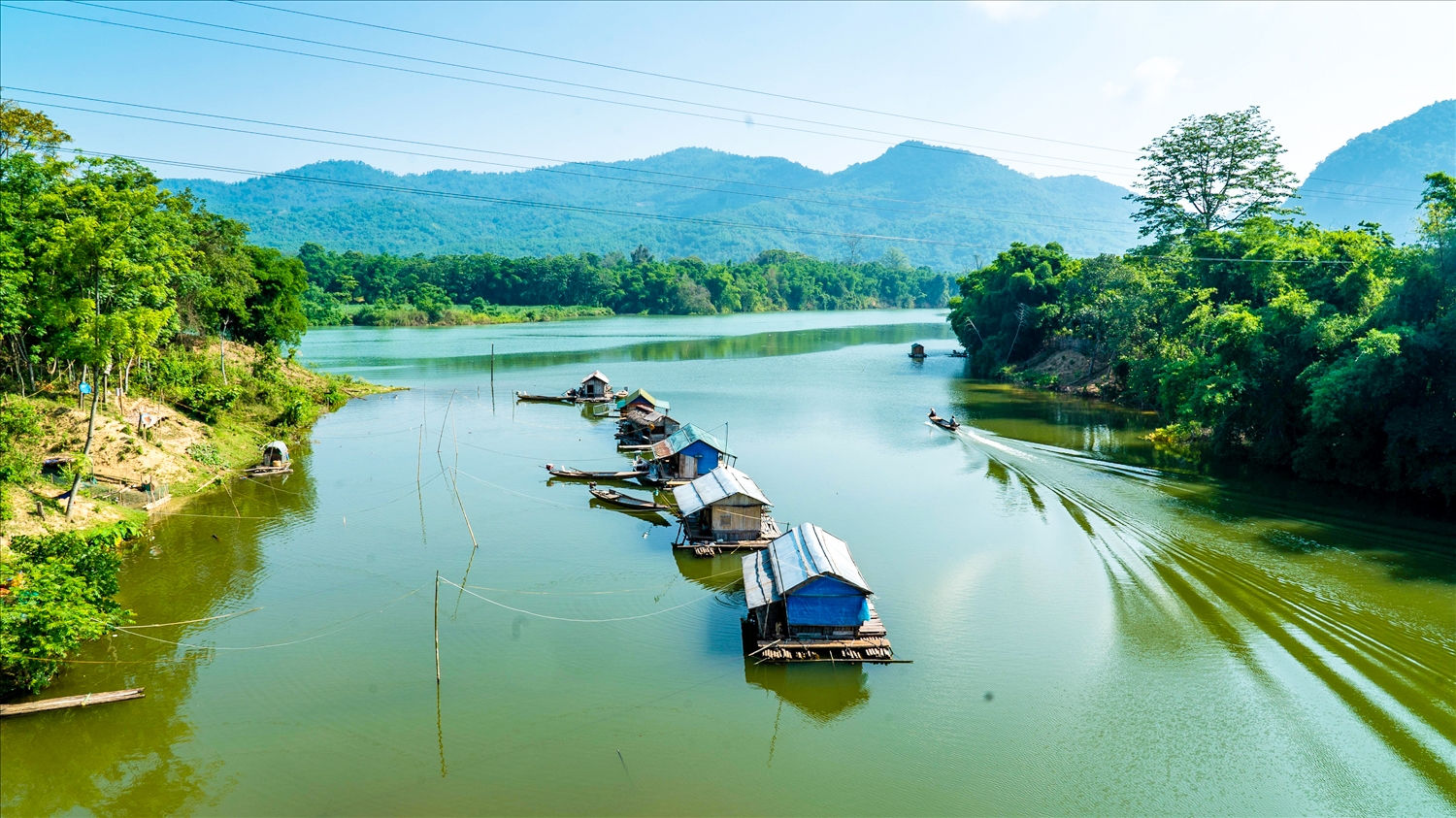Mô hình nuôi cá lồng bè gắn điểm dừng chân trên hồ thủy điện Bản Vẽ đem lại thu nhập cao cho các hộ gia đình. Mô hình nuôi cá lồng bè gắn điểm dừng chân trên hồ thủy điện Bản Vẽ đem lại thu nhập cao cho các hộ gia đình.