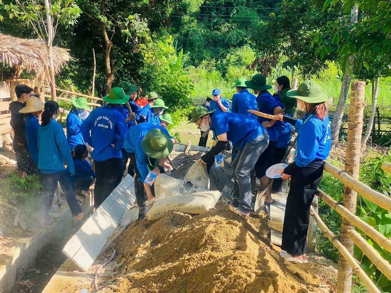 Toàn dân tích cực hưởng ứng tham gia làm đường giao thông nông thôn, giao thông nội đồng. Toàn dân tích cực hưởng ứng tham gia làm đường giao thông nông thôn, giao thông nội đồng.