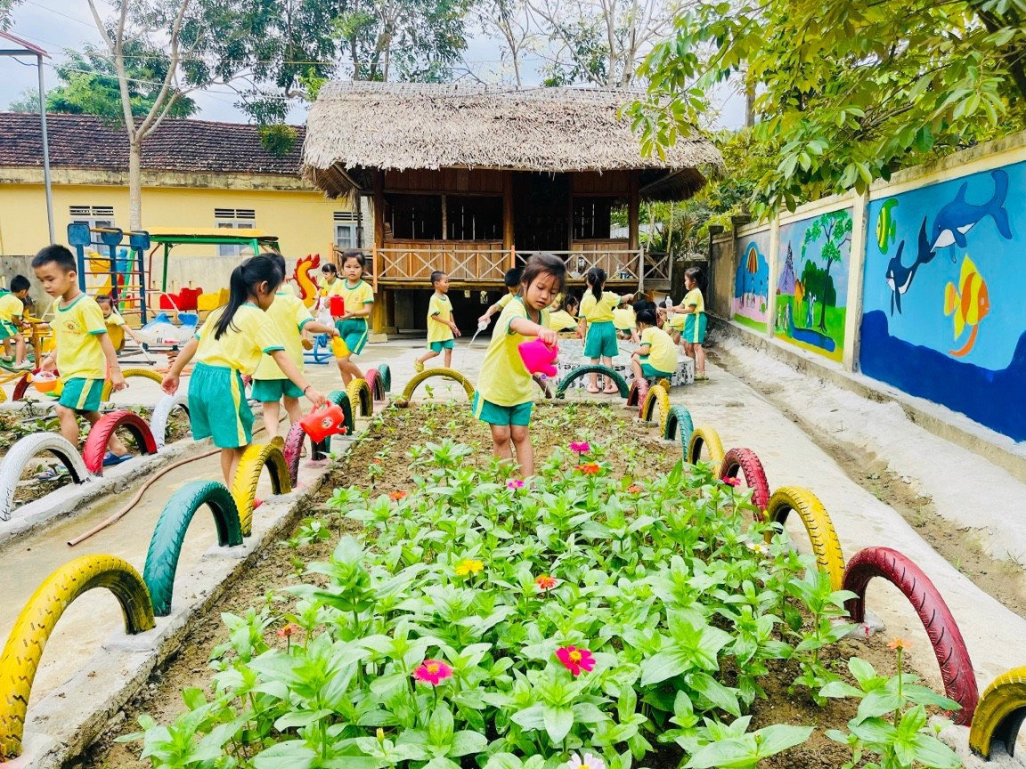 Một góc sân chơi của Trường Mầm non Yên Na. Một góc sân chơi của Trường Mầm non Yên Na.