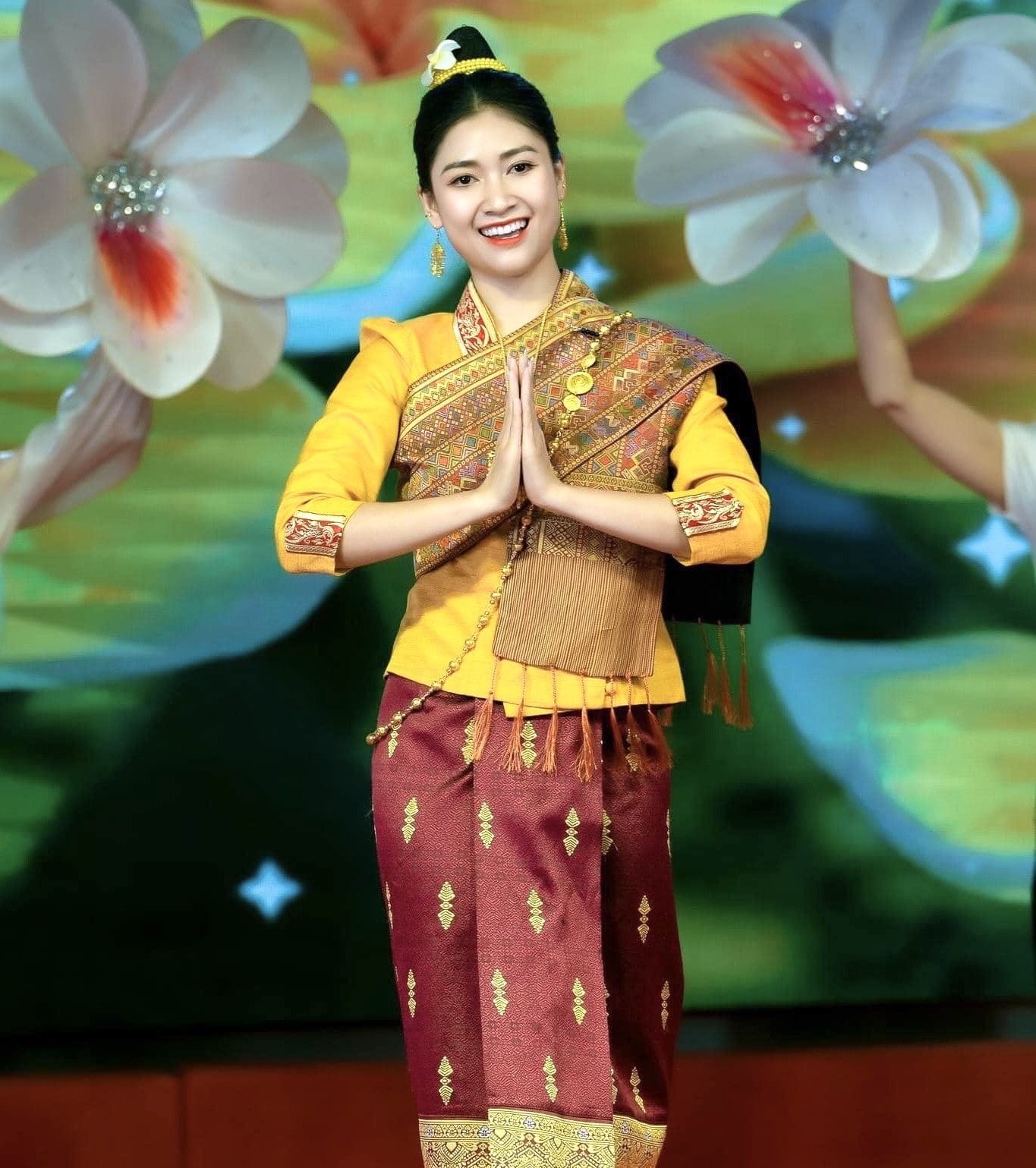 Thiếu nữ Lào đoàn huyện Điện Biên trong trang phục truyền thống của dân tộc. (Ảnh Lan Phương)