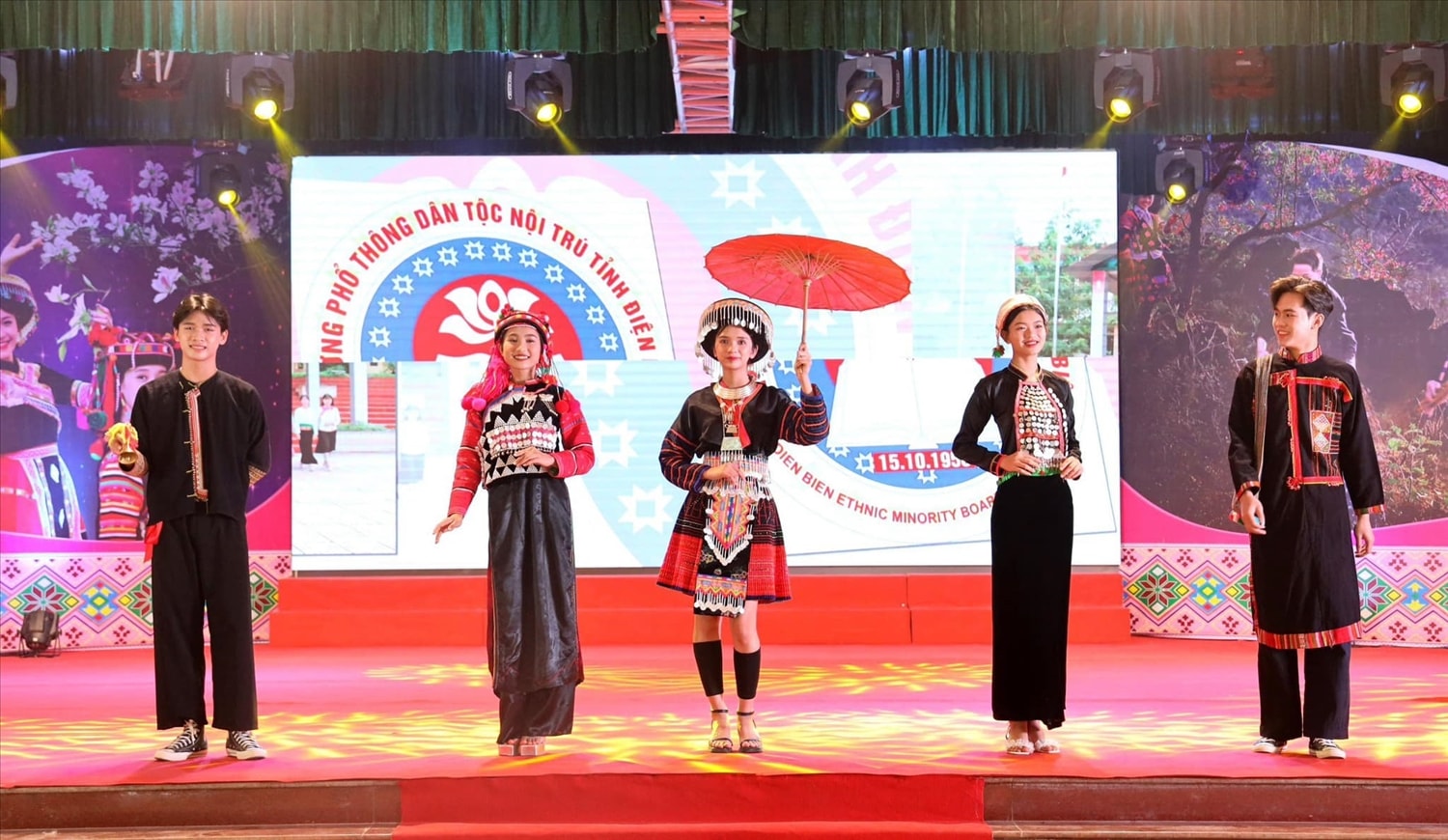 Màn dự thi trình diễn trang phục dân tộc các em học sinh Trường Phổ thông Dân tộc nội trú tỉnh Điện Biên.  (Ảnh Lan Phương)