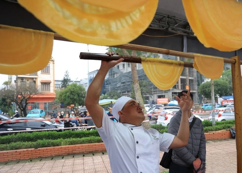 Đầu bếp Hoàng Mạnh Cầm tráng sợi phở ngô trình diễn với du khách.