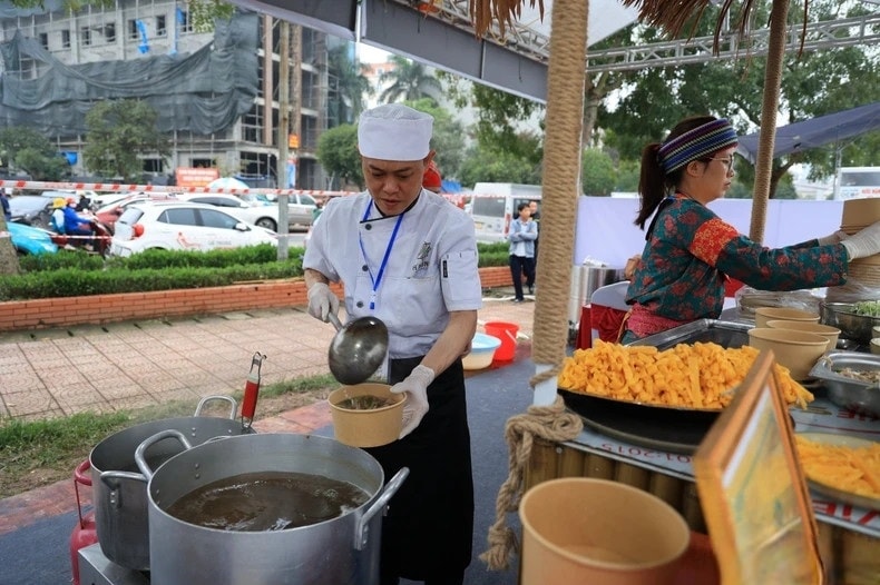 Nồi nước dùng thanh mát được ninh từ xương với 60% củ quả.