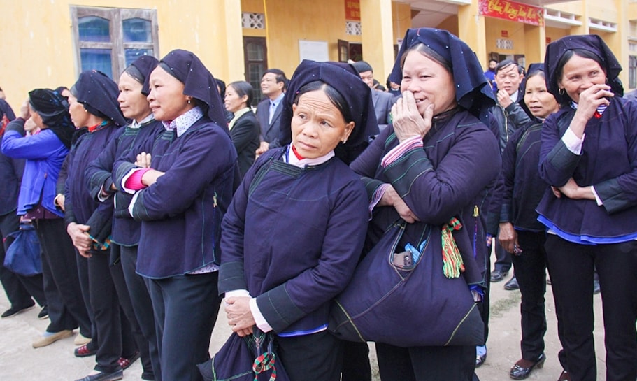 Đồng bào dân tộc thiểu số tham dự hội hát tại chợ tình Tân Sơn.