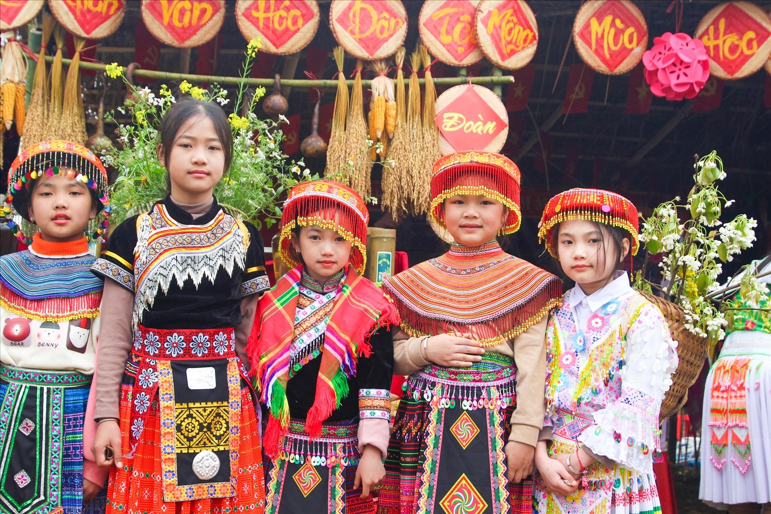 Các em nhỏ tươi tắn trong bộ trang phục dân tộc