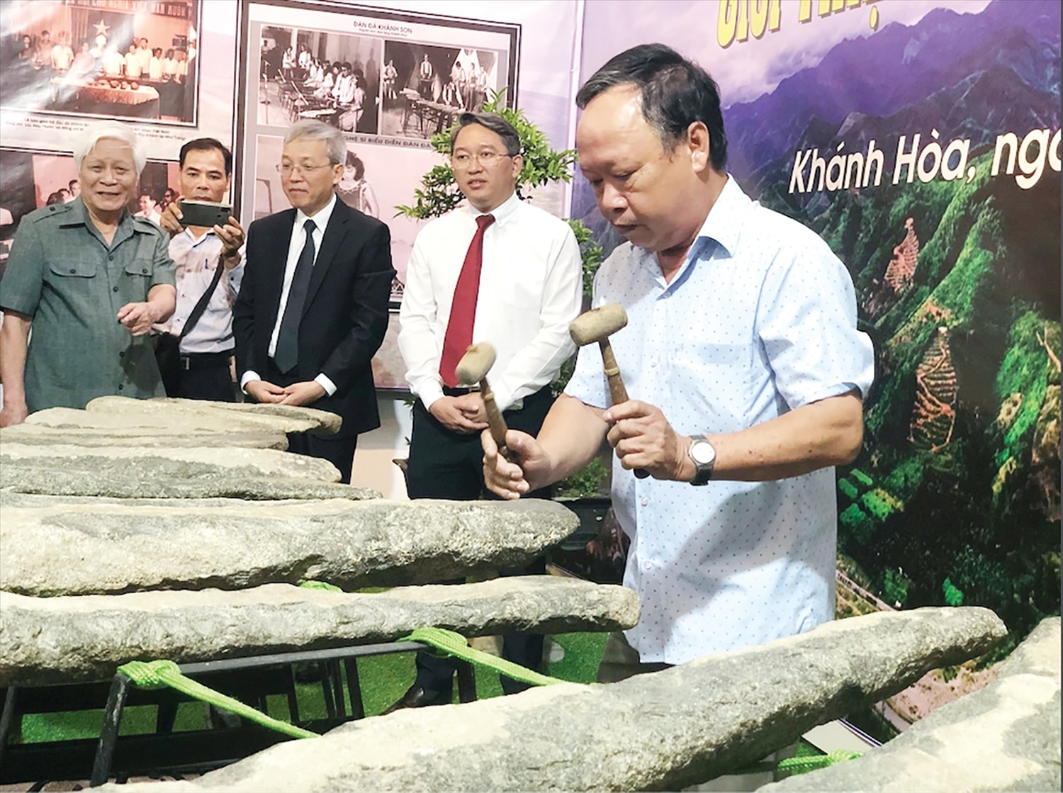 Nhạc sỹ Nguyễn Phương Đông biểu diễn đàn đá Nhạc sỹ Nguyễn Phương Đông biểu diễn đàn đá