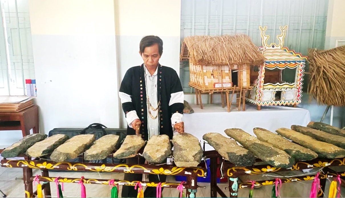 Ông Bo Bo Hùng biểu diễn đàn đá Ông Bo Bo Hùng biểu diễn đàn đá