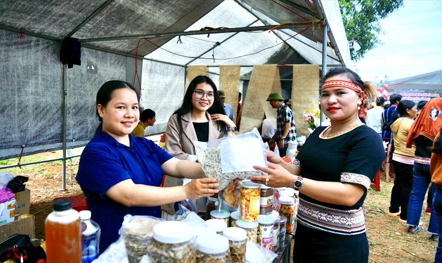 Nhiều sản phẩm OCOP của địa phương được du khách yêu thích, lựa chọn