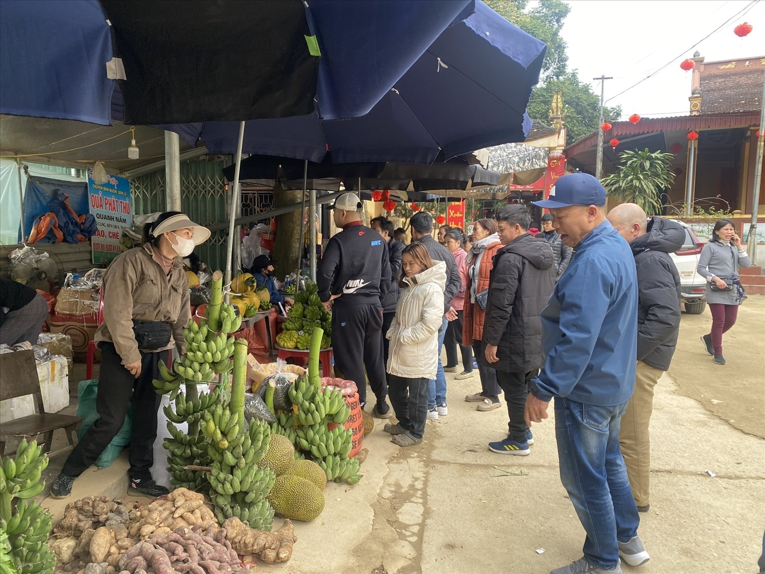 Phát triển du lịch góp phần tiêu thụ nông sản của địa phương. (Trong ảnh, khách du lịch thăm quan, mua sắm các sản vật địa phương tại đền Minh Lương, xã Lang Quán) Phát triển du lịch góp phần tiêu thụ nông sản của địa phương. (Trong ảnh, khách du lịch thăm quan, mua sắm các sản vật địa phương tại đền Minh Lương, xã Lang Quán)