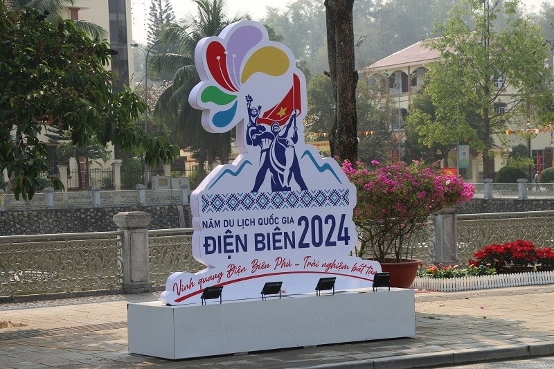 Nhiều panô giới thiệu về Năm Du lịch Quốc gia 2024 được bố trí trên các tuyến đường tạo không khí háo hức chào đón ngày hội.