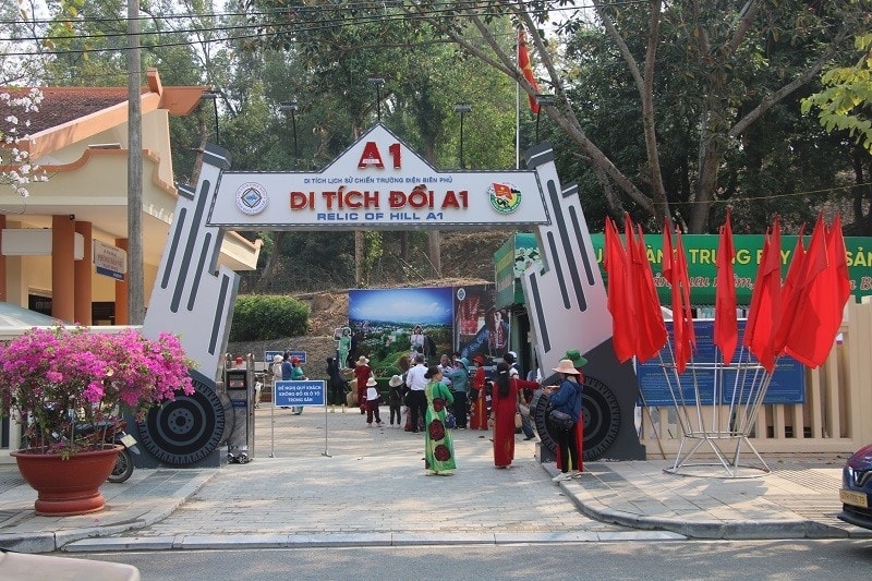 Cổng vào di tích đồi A1 được trang trí cờ, hoa rực rỡ.