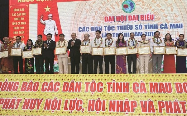 Nguyên Phó Thủ tướng Thường trực Chính phủ Trương Hòa Bình; Ông Nguyễn Tiến Hải, Uỷ viên BCH Trung ương Đảng, Bí thư tỉnh Cà Mau  tặng bằng khen cho cá nhân có thành tích xuất sắc nhân dịp Đại hội Đại biểu các DTTS lần thứ 3 năm 2019.