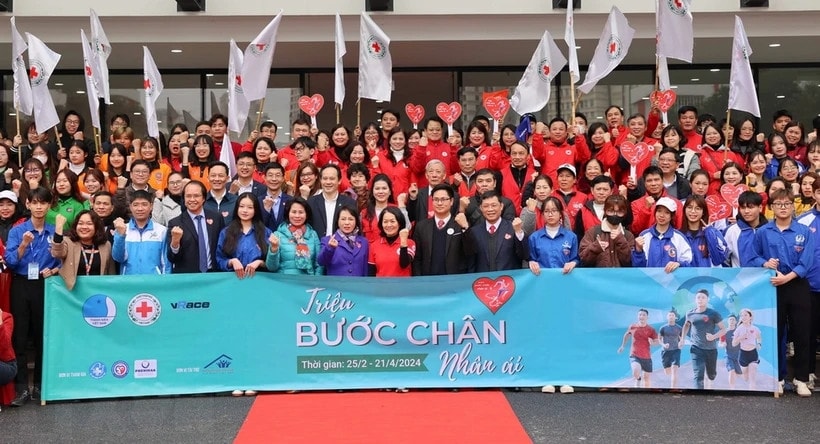 Đại biểu cán bộ, hội viên, tình nguyện viên Chữ thập Đỏ cùng sinh viên đi bộ hưởng ứng ngay sau phát động Chiến dịch 