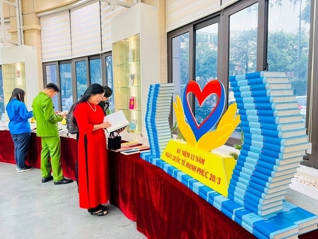 Trưng bày hơn 300 tư liệu, sách báo về Ngày Quốc tế hạnh phúc.