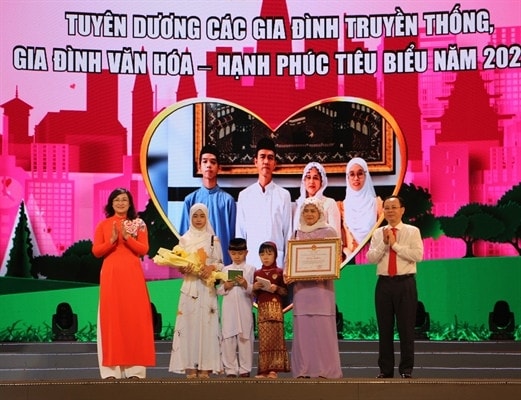 Chương trình tuyên dương các gia đình truyền thống, gia đình văn hóa - hạnh phúc tiêu biểu tại TP.HCM