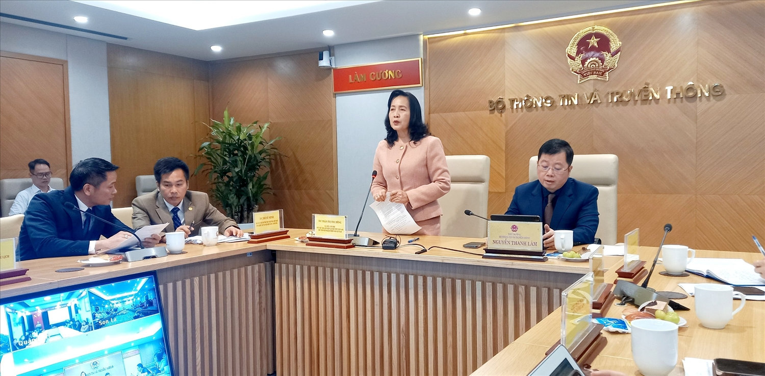 Bà Nguyễn Thu Đông, Phó Chủ tịch Liên hiệp các Hội văn học nghệ thuật VIệt Nam, Chủ tịch Hội Nghệ sĩ Nhiếp ảnh Việt Nam trả lời báo chí Bà Trần Thị Thu Đông, Phó Chủ tịch Liên hiệp các Hội văn học nghệ thuật VIệt Nam, Chủ tịch Hội Nghệ sĩ Nhiếp ảnh Việt Nam trả lời báo chí