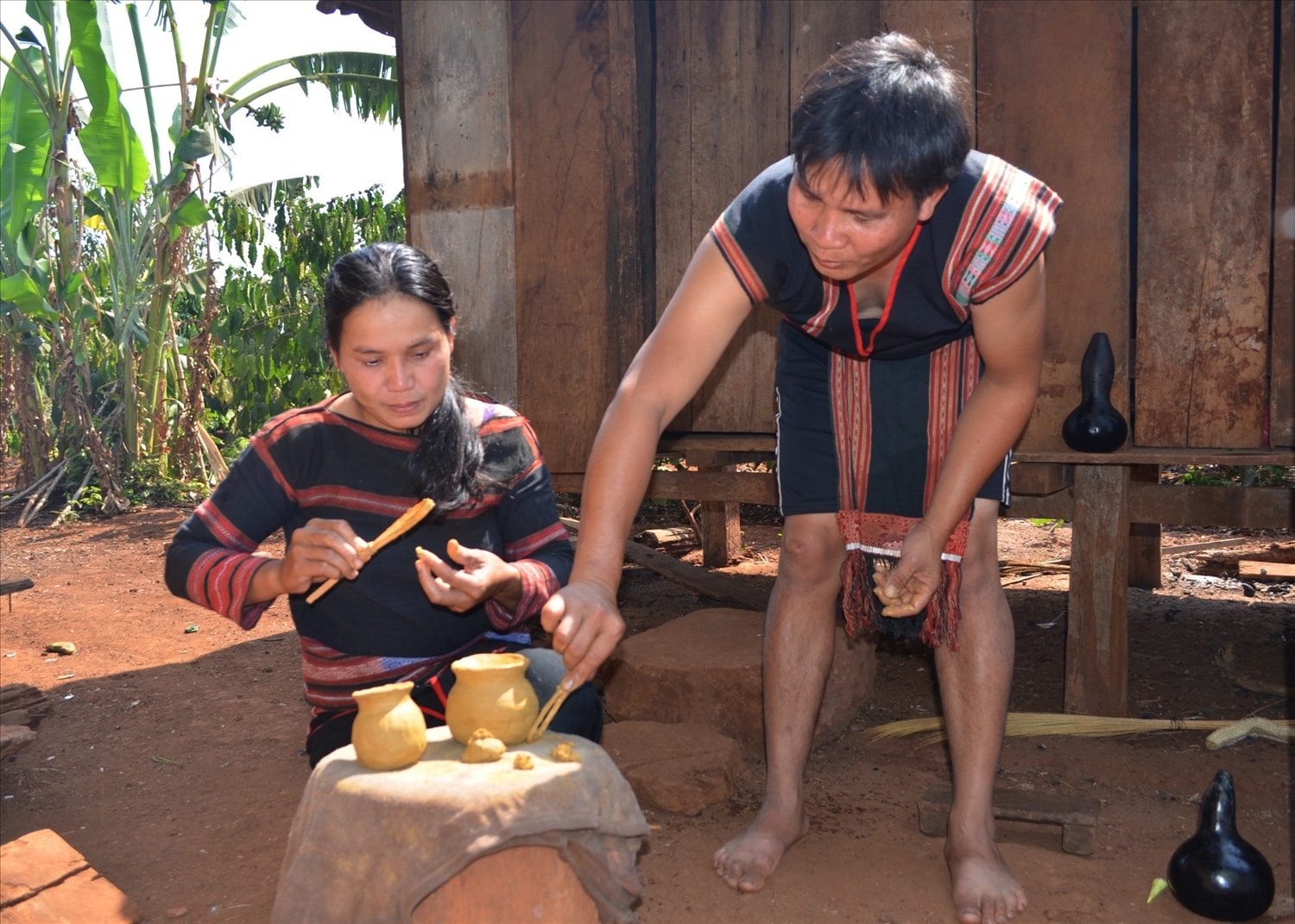 Nghệ nhân Rơ Châm Hinh (đứng) và nghệ nhân Rơ Châm Xuyên (Ảnh: Xuân Toản)