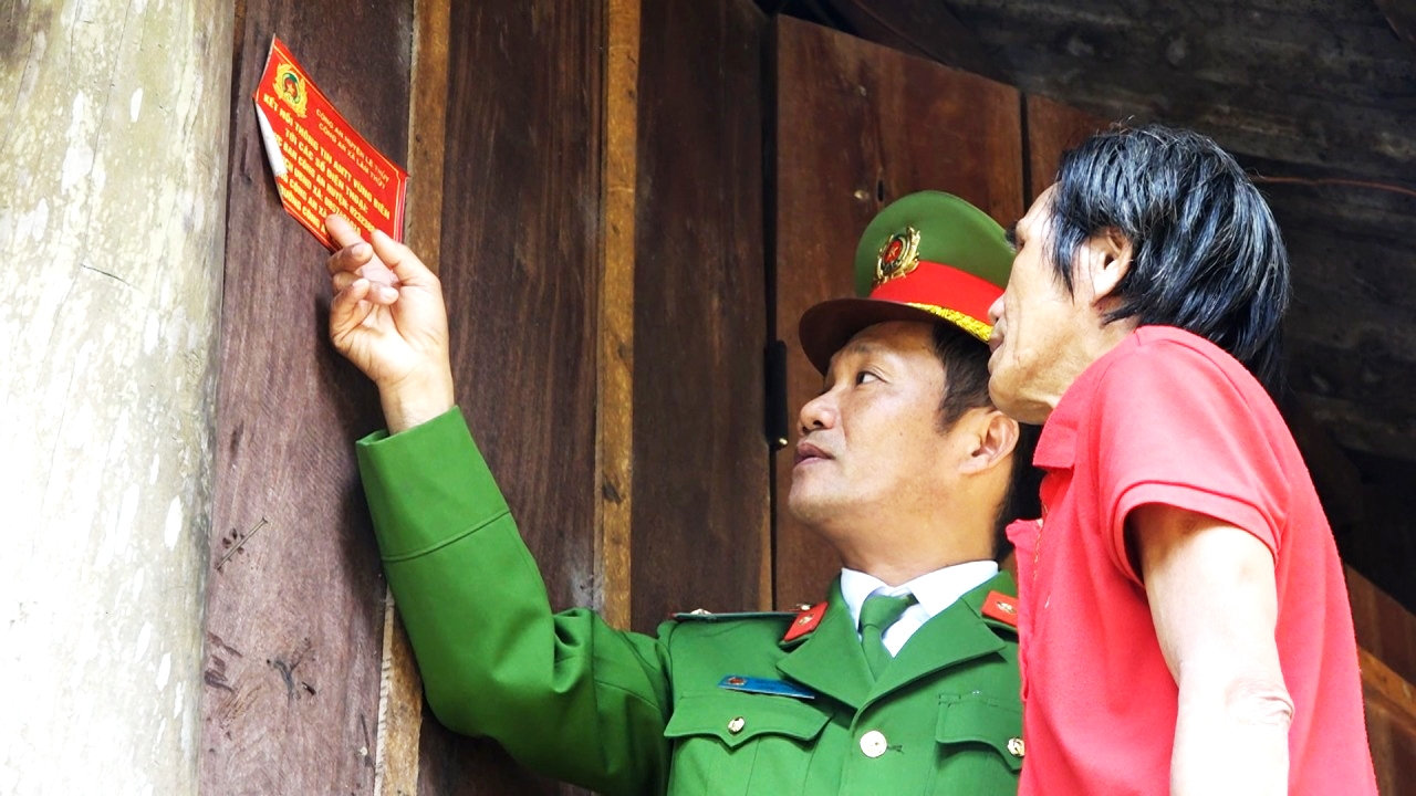 Công an xã Lâm Thủy hướng dẫn người dân gọi các số điện thoại khi có việc cần thiết