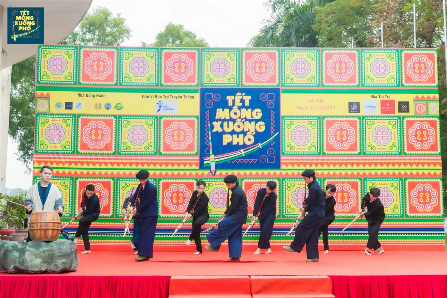 Nhóm tham gia biểu diễn trong sự kiện “Tết mông xuống phố”. Ảnh: NVCC