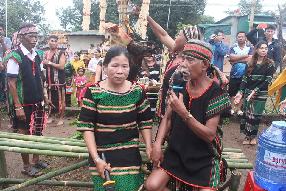 Nghệ nhân Mnông hát đối đáp tại lễ cúng Nghệ nhân Mnông hát đối đáp tại lễ cúng