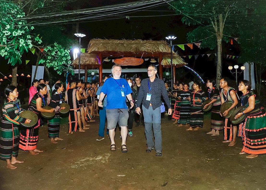 Khách du lịch ngoại quốc hòa mình vào lễ hội của đồng bào Mnông ở tỉnh Đắk Nông Khách du lịch ngoại quốc hòa mình vào lễ hội của đồng bào Mnông ở tỉnh Đắk Nông