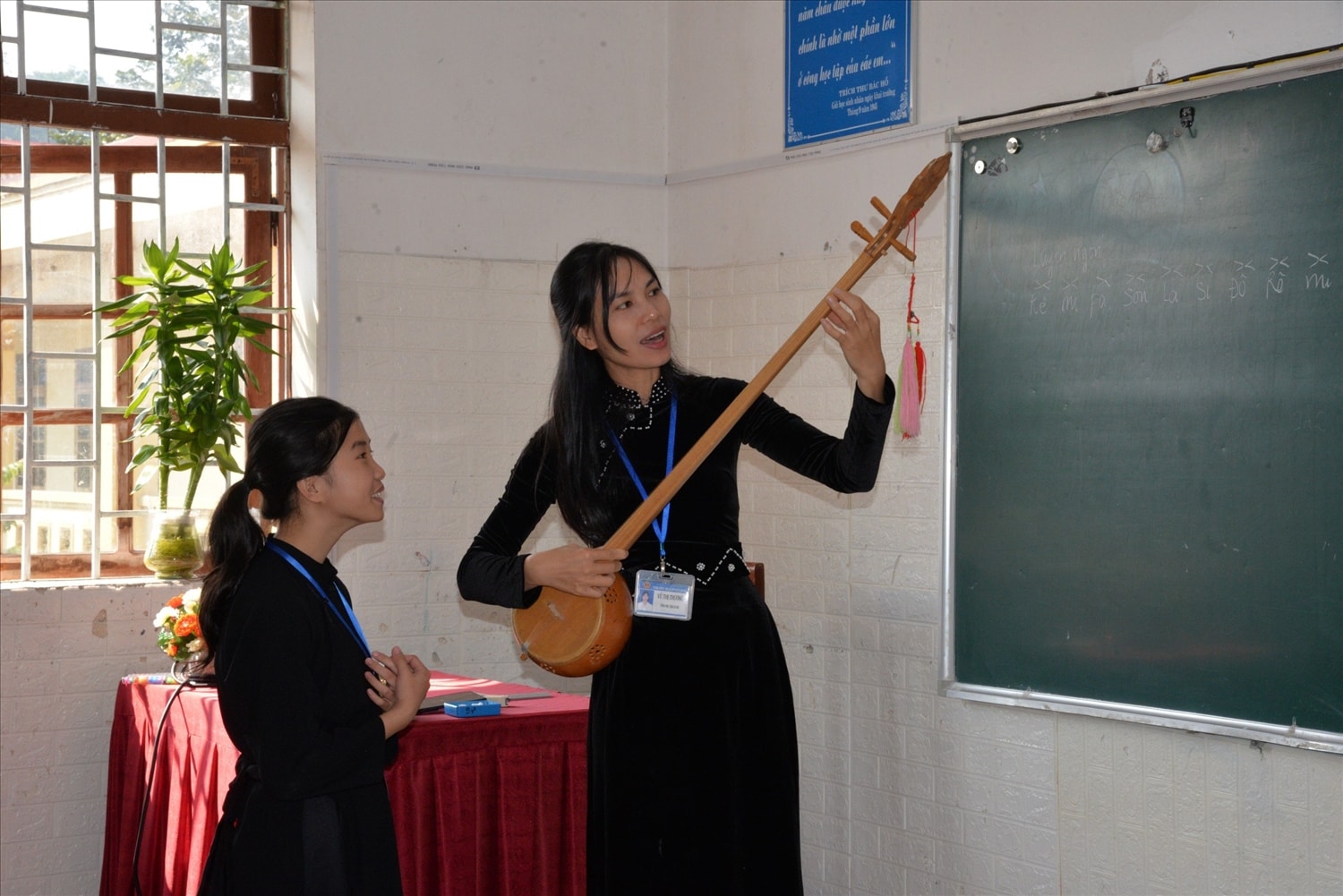 Nhiều trường học trên địa bàn tỉnh Lạng Sơn thực hiện giảng dạy hát Then đàn tính trong các tiết học ngoại khóa Nhiều trường học trên địa bàn tỉnh Lạng Sơn thực hiện giảng dạy hát Then đàn tính trong các tiết học ngoại khóa