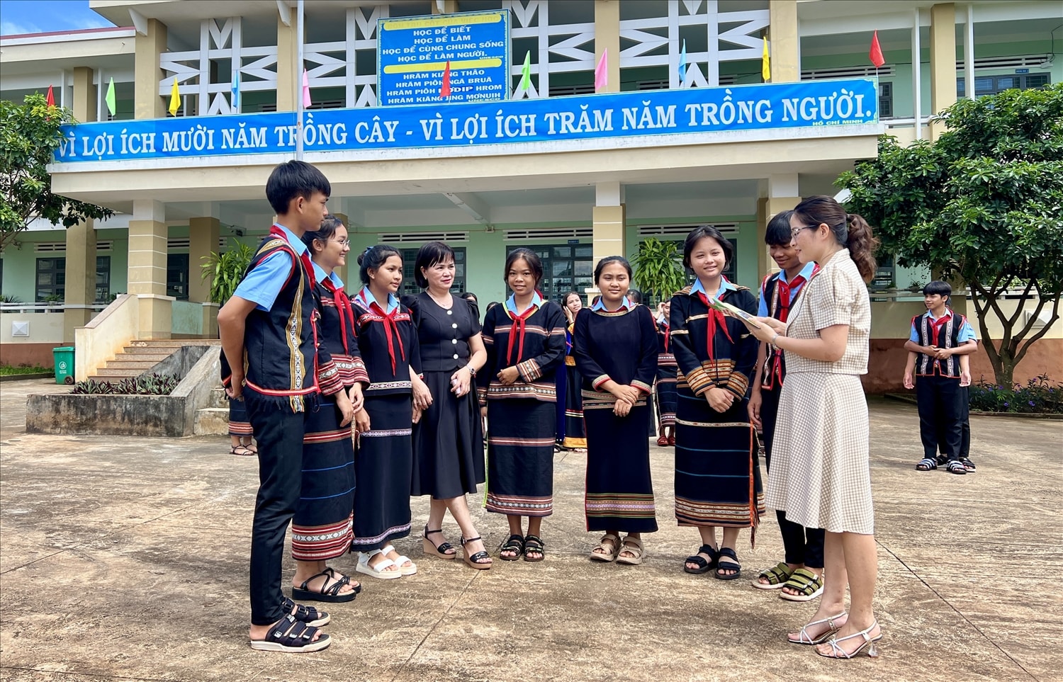 Thầy cô gần gũi, quan tâm học sinh, xây dựng kênh thông tin từ phía học sinh để kịp thời nắm bắt, giải đáp tâm lý cho học sinh 