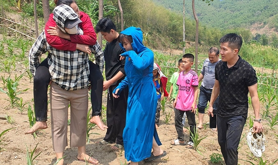 Người nhà đưa chị Dung đi cấp cứu Người nhà đưa chị Dung đi cấp cứu
