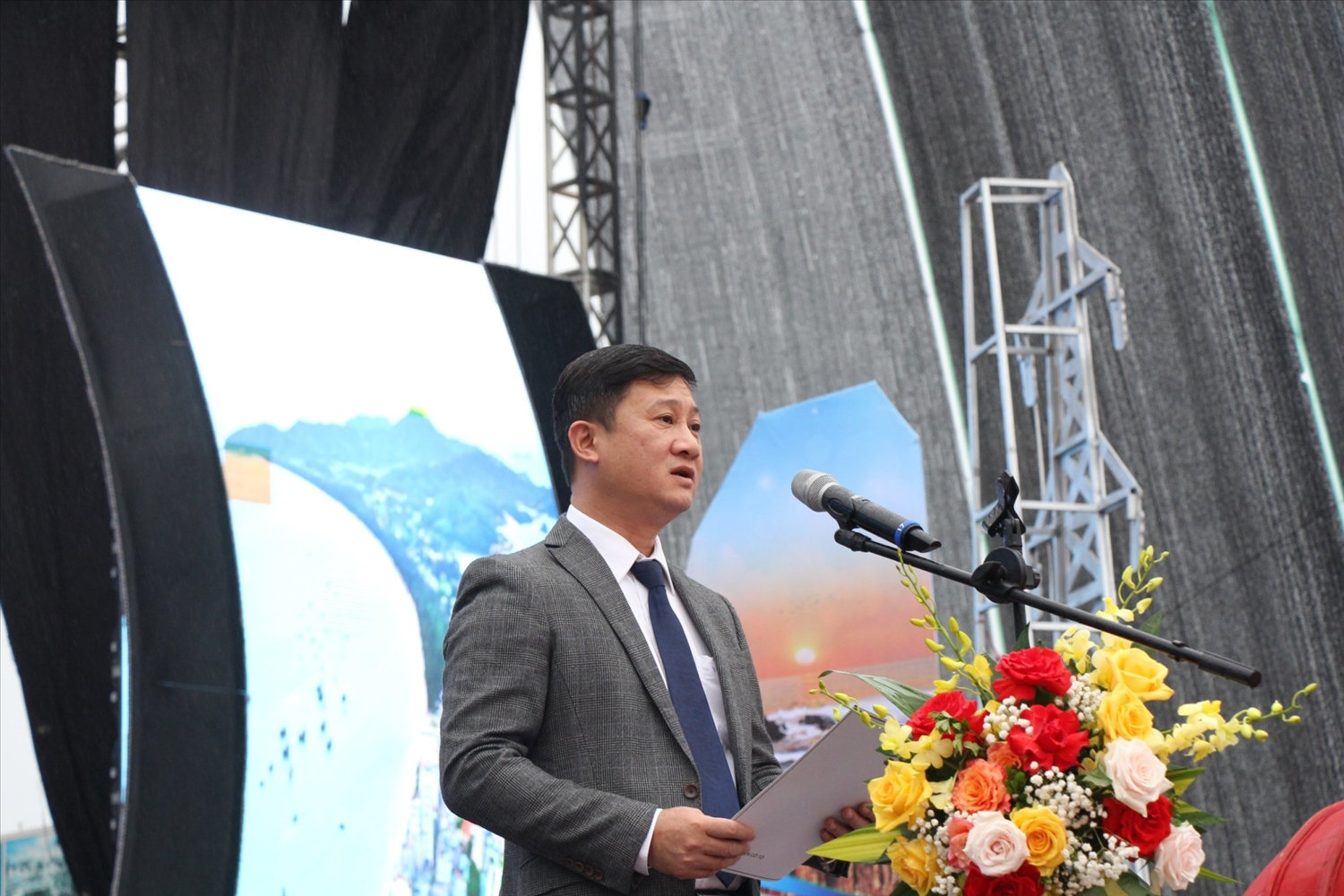 Phó Chủ tịch UBND huyện Cô Tô Đỗ Huy Thông phát biểu tại buổi lễ Phó Chủ tịch UBND huyện Cô Tô Đỗ Huy Thông phát biểu tại buổi lễ