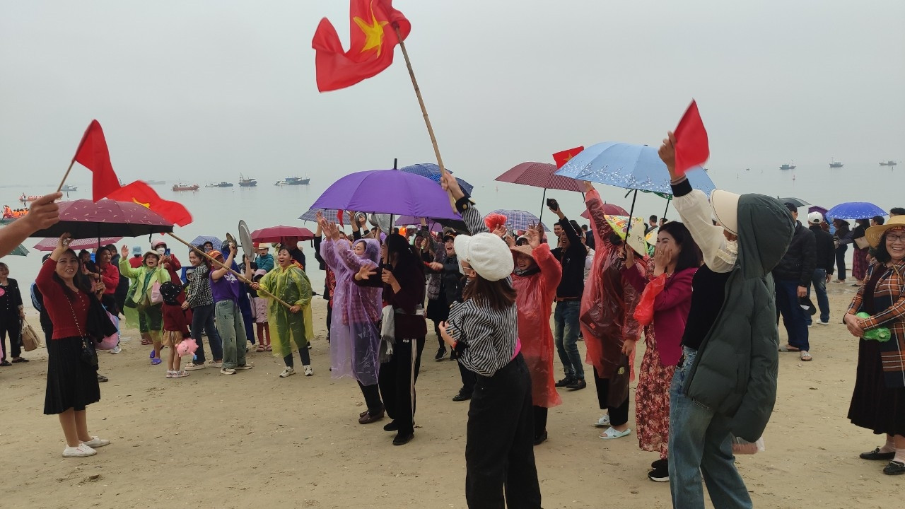 Mặc dù trời mưa nhưng rất nhiều người dân, khán giả đến tham gia, cổ vũ Mặc dù trời mưa nhưng rất nhiều người dân, khán giả đến tham gia, cổ vũ