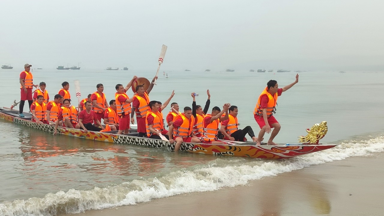 Tham gia Lễ hội có 6 đội đua đến từ các huyện đảo thuộc 5 tỉnh, thành phố Tham gia Lễ hội có 6 đội đua đến từ các huyện đảo thuộc 5 tỉnh, thành phố