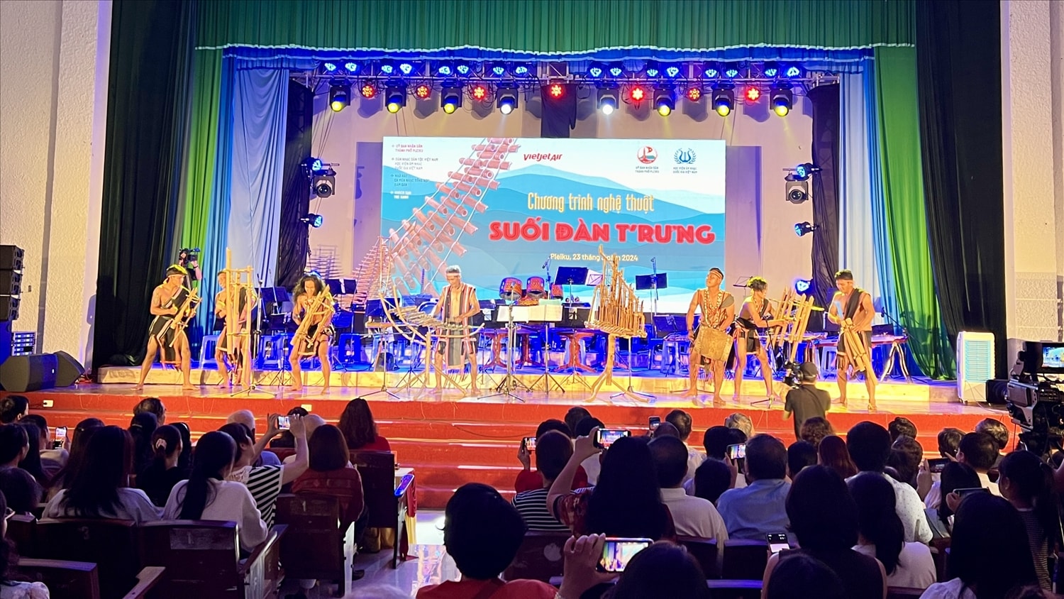 Tiết mục trình diễn nhạc cụ dân tộc bằng tre nứa của đoàn Nghệ nhân ưu tú Rơ Chăm Tih (Gia Lai) Tiết mục trình diễn nhạc cụ dân tộc bằng tre nứa của đoàn Nghệ nhân ưu tú Rơ Chăm Tih (Gia Lai)
