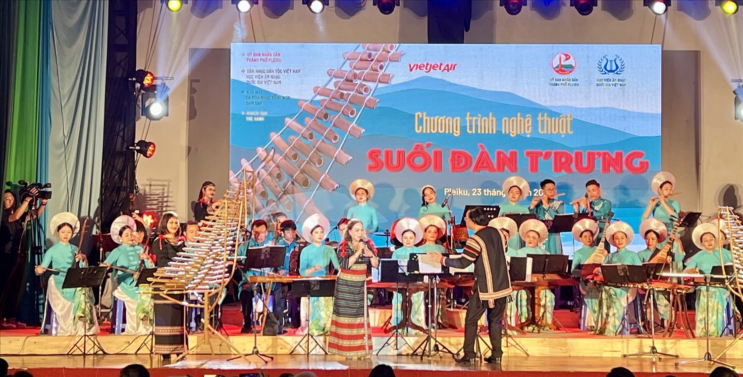 Chương trình âm nhạc “Suối đàn T’rưng” với những tiết mục đặc sắc Chương trình âm nhạc “Suối đàn T’rưng” với những tiết mục đặc sắc