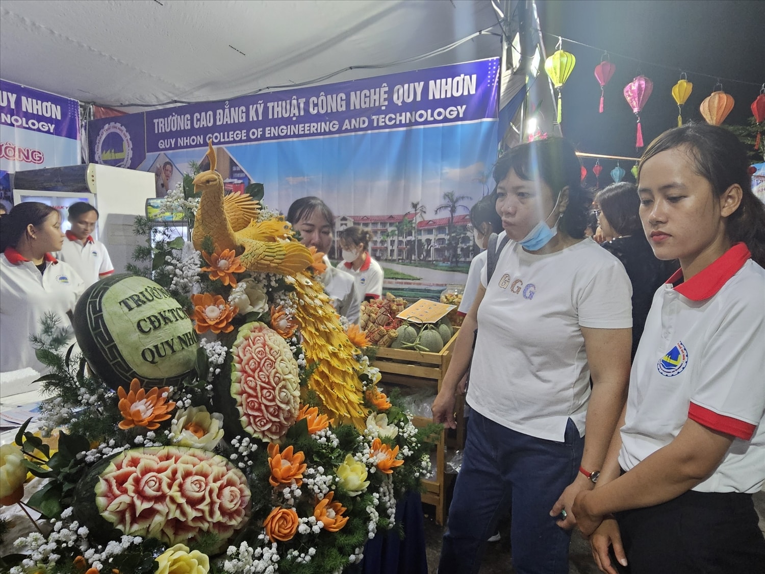 Nhiều du khách tham quan và thưởng thức các món ăn tại Lễ hội