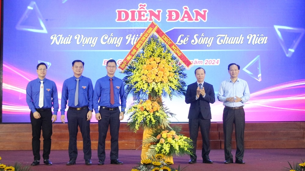 Lãnh đạo tỉnh Bắc Giang chúc mừng Tỉnh đoàn Bắc Giang nhân kỷ niệm 93 năm Ngày thành lập Đoàn TNCS Hồ Chí Minh Lãnh đạo tỉnh Bắc Giang chúc mừng Tỉnh đoàn Bắc Giang nhân kỷ niệm 93 năm Ngày thành lập Đoàn TNCS Hồ Chí Minh