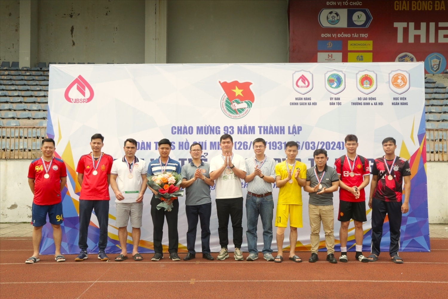 Đại diện lãnh đạo Bộ Lao động Thương Binh và Xã hội trao huy chương đồng cho Đoàn Thanh niên Ủy ban Dân tộc.