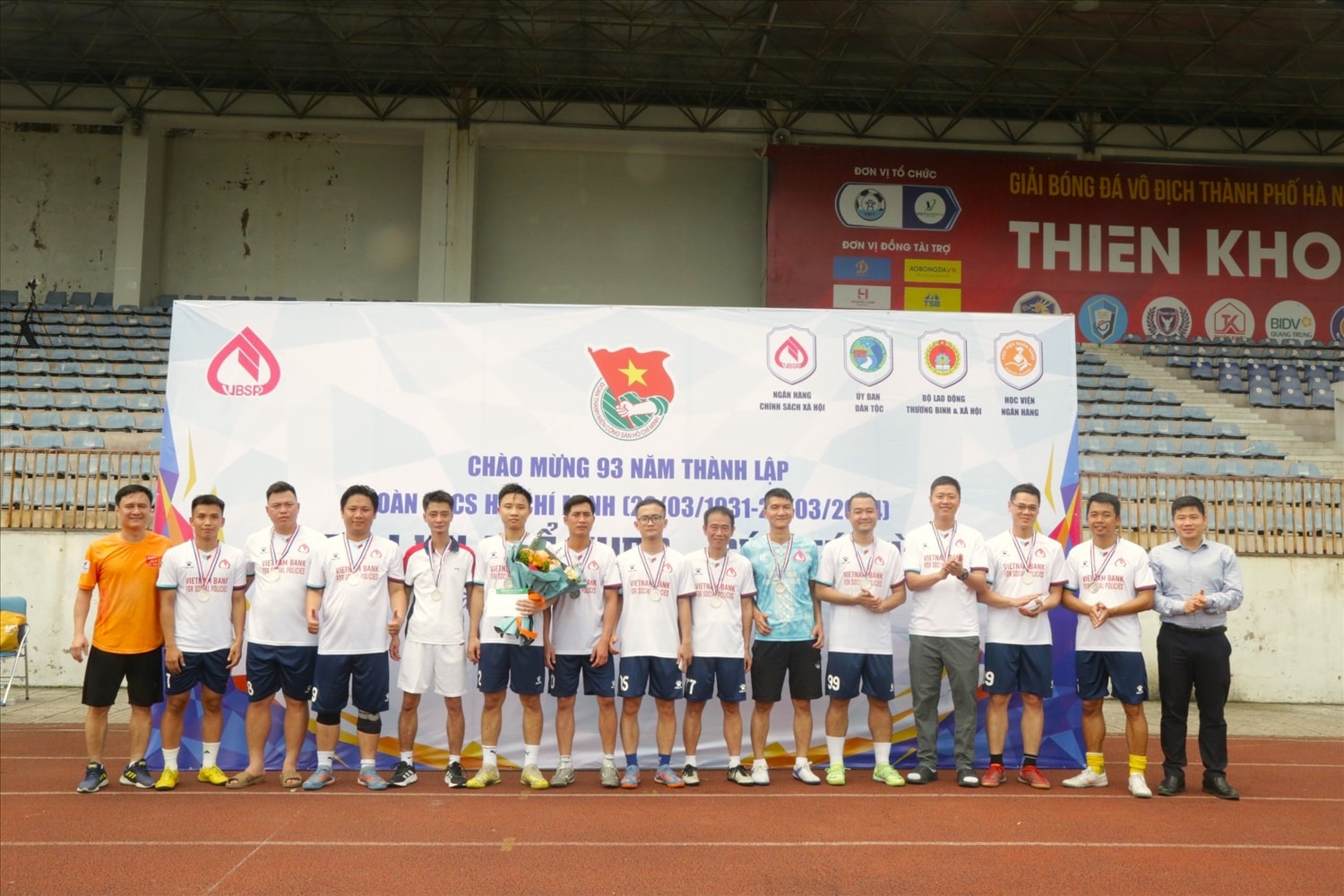 Đại diện lãnh đạo Học viện Ngân hàng trao huy chương bạc cho Đoàn Thanh niên Ngân hàng CSXH.