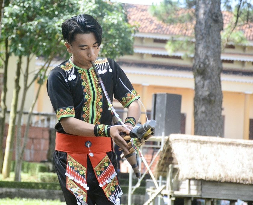 Chàng trai Lý Thiên Toàn say sưa với điệu khèn Mông