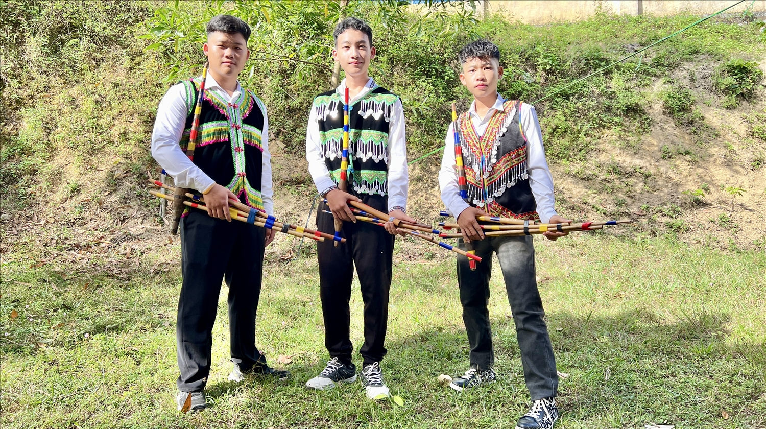 Các chàng trai, em nhỏ người Mông luôn mang bên mình cây khèn trong các dịp lễ, hội