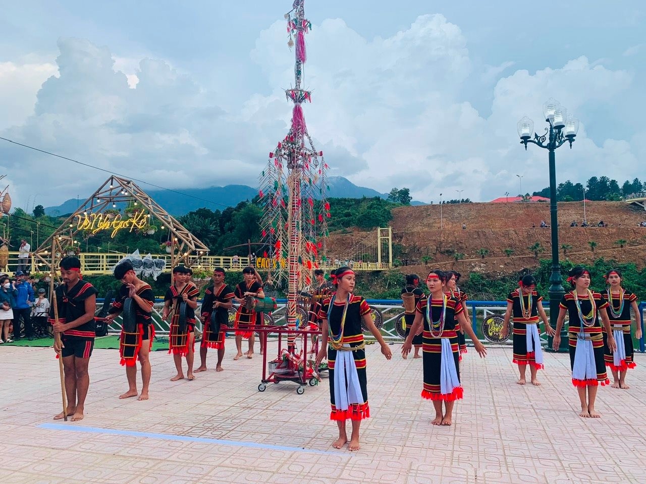 Học sinh Trường PTDTN Nước Oa trình diễn múa cồng chiêng tại Lễ hội văn hóa các dân tộc huyện Bắc Trà My.( Ảnh: tư liệu) Học sinh Trường PTDTN Nước Oa trình diễn múa cồng chiêng tại Lễ hội văn hóa các dân tộc huyện Bắc Trà My.( Ảnh: tư liệu)