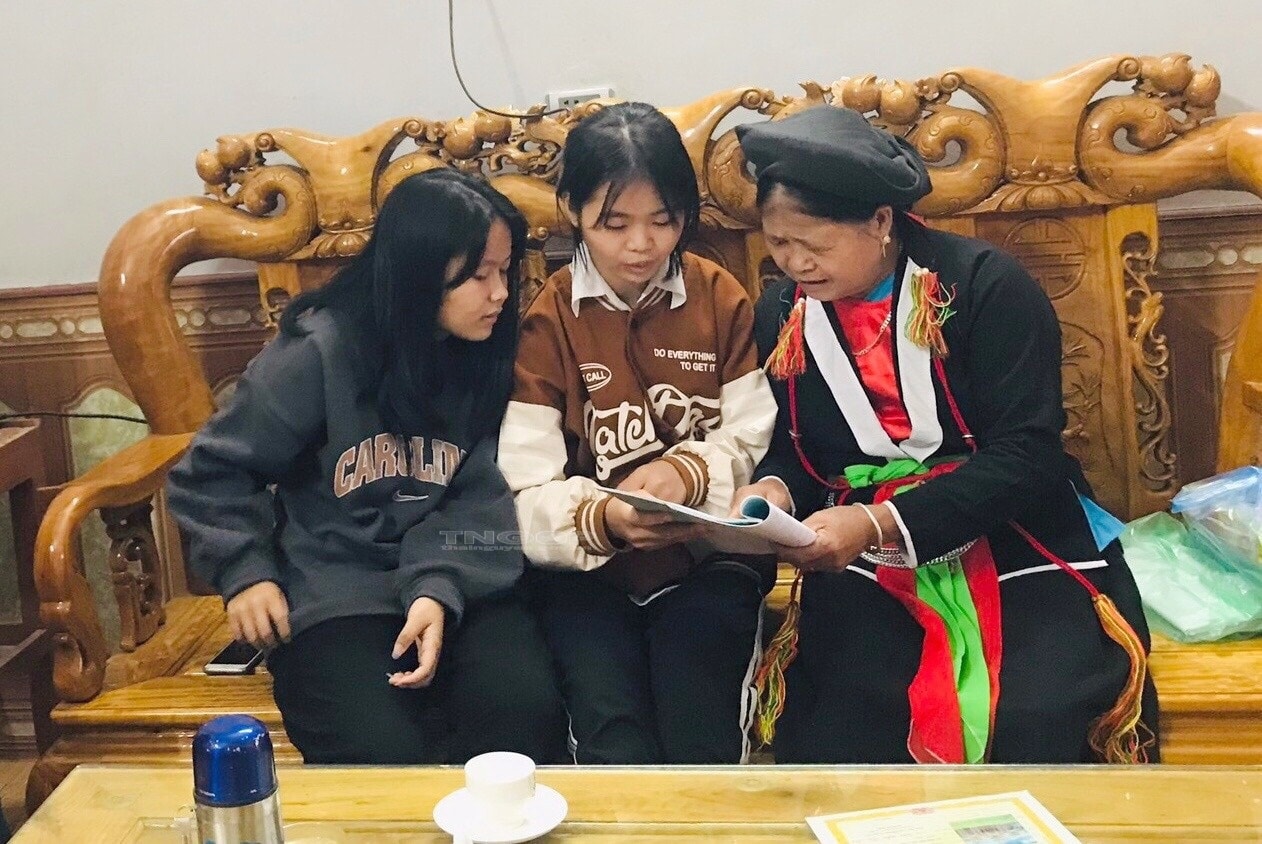 Nghệ nhân Đặng Thị Năm, xóm Đồng Quan, xã Bàn Đạt dạy hát soọng cô cho thành viên CLB hát soọng cô Trường THCS Bàn Đạt (Ảnh tư liệu) Nghệ nhân Đặng Thị Năm, xóm Đồng Quan, xã Bàn Đạt dạy hát soọng cô cho thành viên CLB hát soọng cô Trường THCS Bàn Đạt (Ảnh tư liệu)