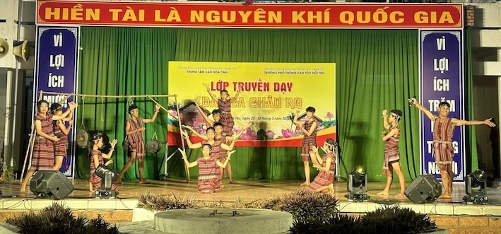 Học sinh Trường Phổ thông Dân tộc Nội trú tỉnh Bà Rịa - Vũng Tàu thể hiện tiết mục dân ca Châu Ro. Học sinh Trường Phổ thông Dân tộc Nội trú tỉnh Bà Rịa - Vũng Tàu thể hiện tiết mục dân ca Châu Ro.