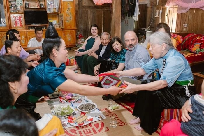 Nhà trai ngoại quốc ghi điểm bởi màn nhập gia tùy tục tại lễ cưới cô dâu người Thái ở Sơn La 1