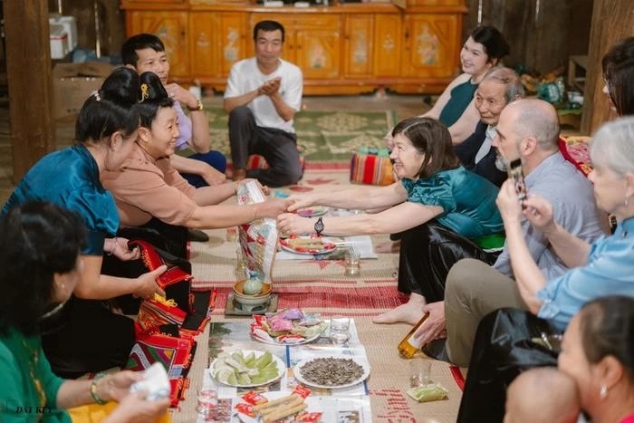 Nhà trai ngoại quốc ghi điểm bởi màn nhập gia tùy tục tại lễ cưới cô dâu người Thái ở Sơn La 2