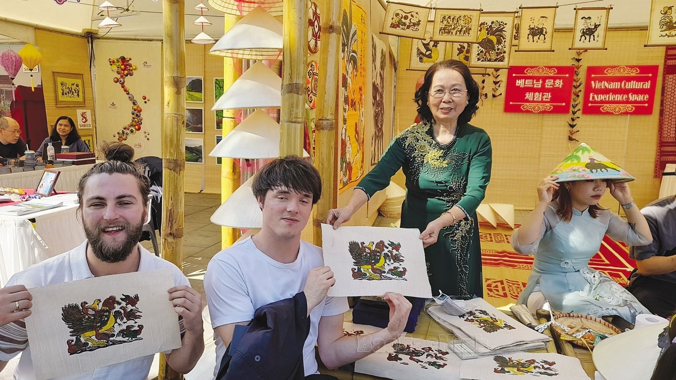 Nghệ nhân Ưu tú Nguyễn Thị Oanh giới thiệu, quảng bá nghề làm tranh dân gian Đông Hồ với du khách quốc tế tại Thủ đô Seoul, Hàn Quốc. Nghệ nhân Ưu tú Nguyễn Thị Oanh giới thiệu, quảng bá nghề làm tranh dân gian Đông Hồ với du khách quốc tế tại Thủ đô Seoul, Hàn Quốc.