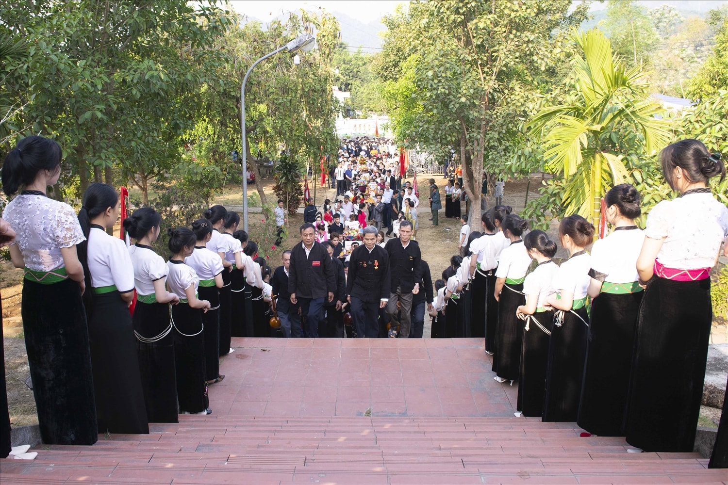 Vào ngày chính lễ (15/2 Âm lịch), bà con nhân dân và du khách thập phương về dâng lễ tưởng nhớ công lao của Nàng Han.