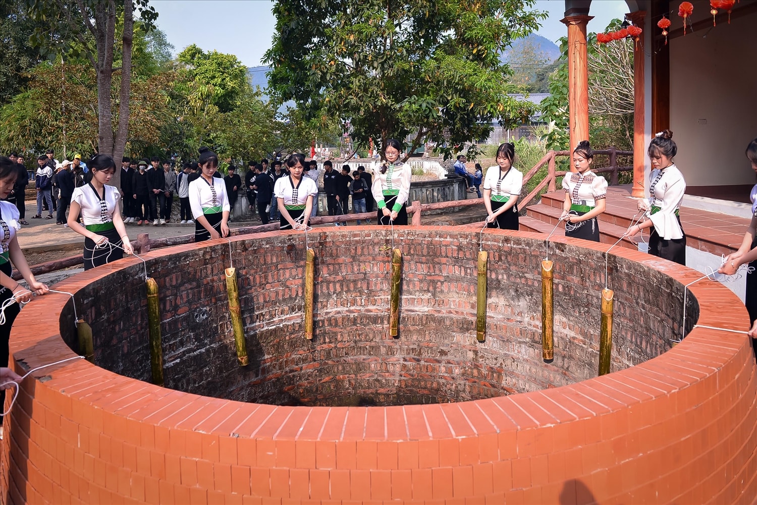 Nghi thức lấy nước từ giếng Nàng Han để dâng cúng. Sau đó dùng nước rửa mặt, gội đầu. Bởi thế, vùng Mường So vẫn nổi danh là vùng có nhiều thiếu nữ đẹp.