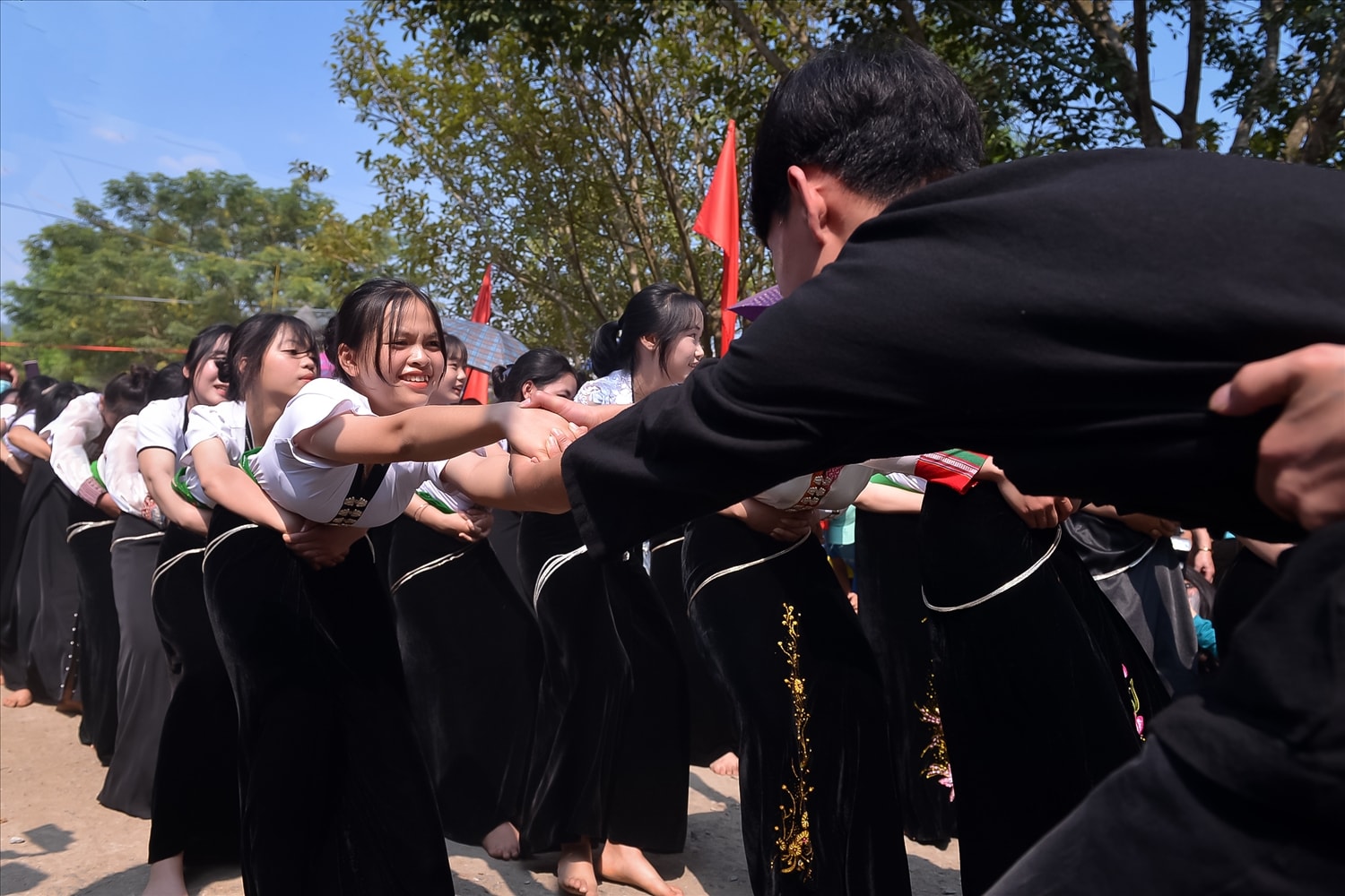 	Trình diễn nghi thức kéo co truyền thống.